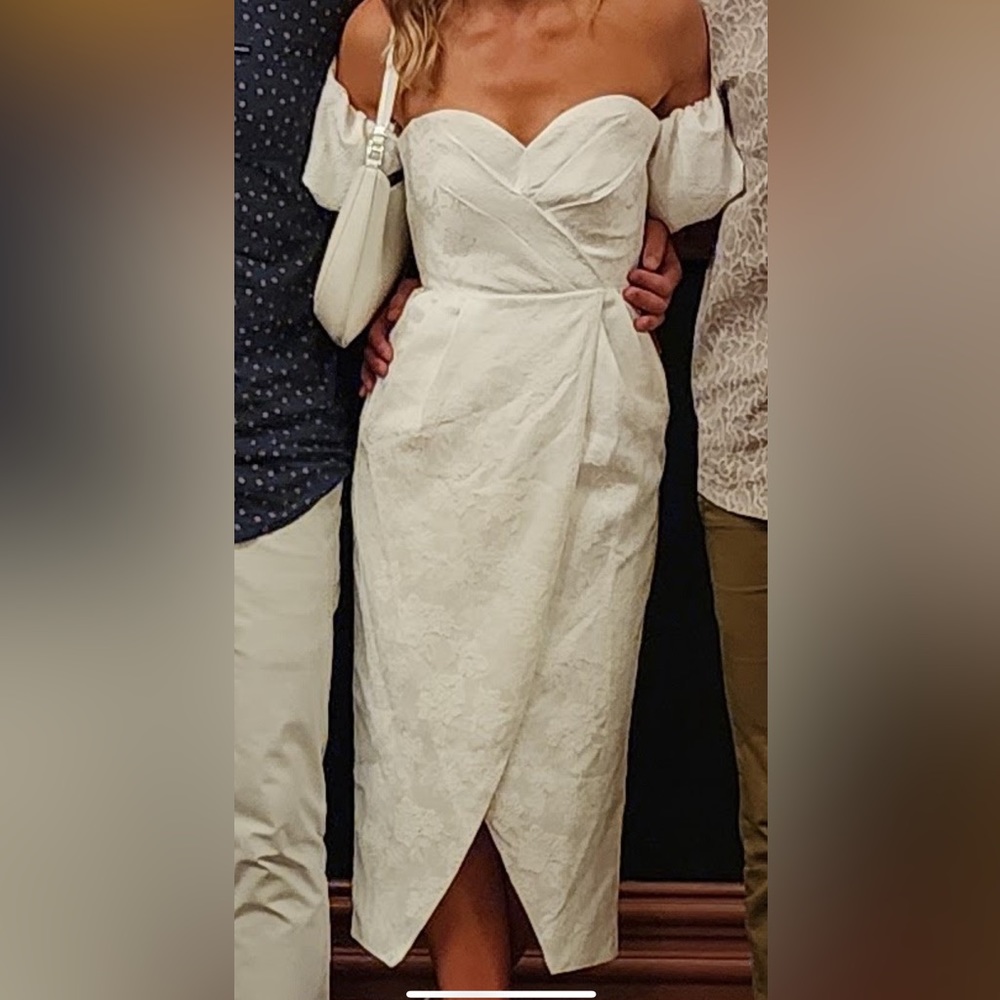 ASTR the label ZURINA OFF SHOULDER WHITE PUFF SLEEVE MIDI DRESS
